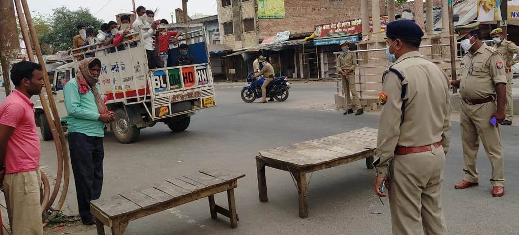 savaariyon se bharee pikap ko eesapee ne pakada