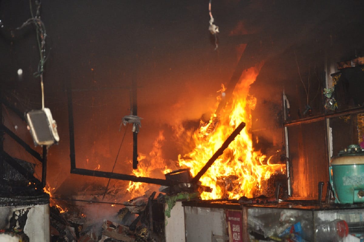 Lockdown, Fire in confectionery shop and caused a loss of many lakhs in Shamli