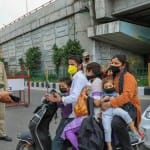 लॉकडाउन के बीच स्कूटी पर ही पूरे परिवार को ले निकला
