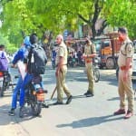 .चिलबिला में संदिग्ध बाइक सवार युवकों से पूछताछ करते सीओ सिटी अभय पांडेय।