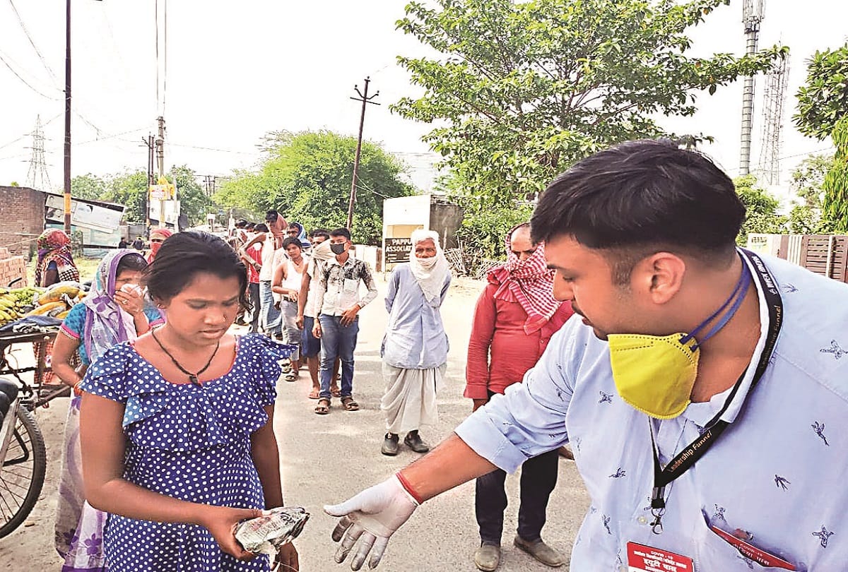 Needy people happy when thet got food by Amar Ujala Foundation