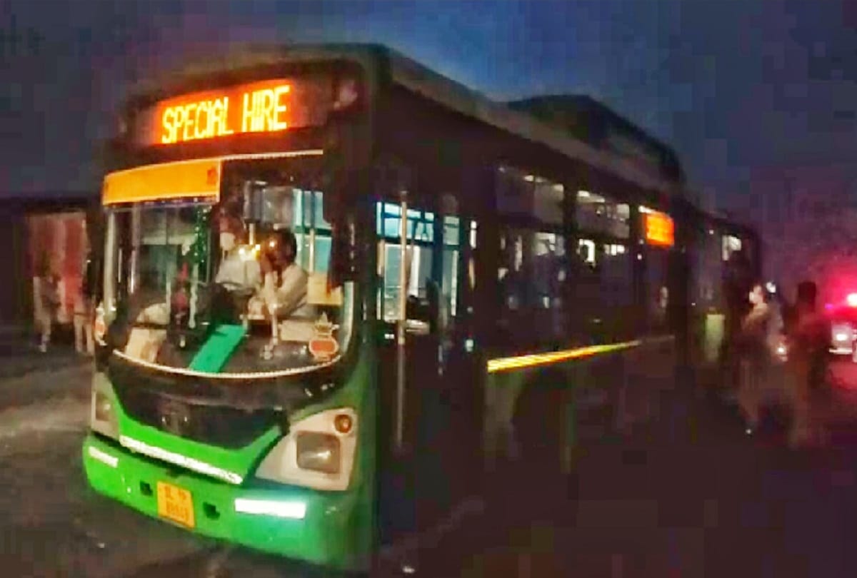 Two DTC buses full of passengers were stopped from entering the UP border