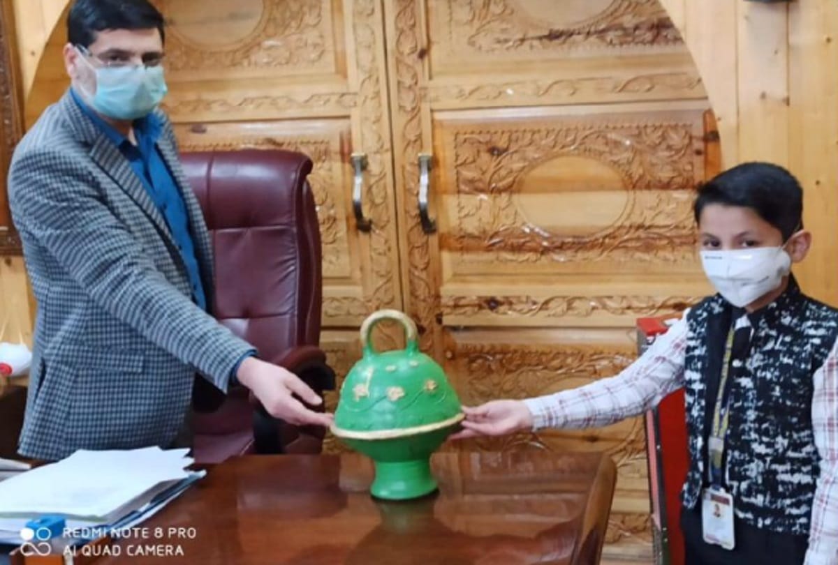 a child from bandipora gave his piggy bank to deputy commissioner to fight against corona