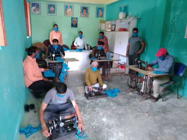 Youth undergoing mask making training in Badalu