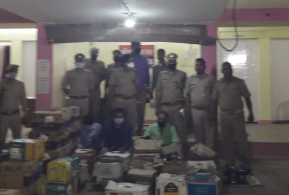 team of police and excise department raided in a house, caught  illegal liquor in aliganj in lucknow