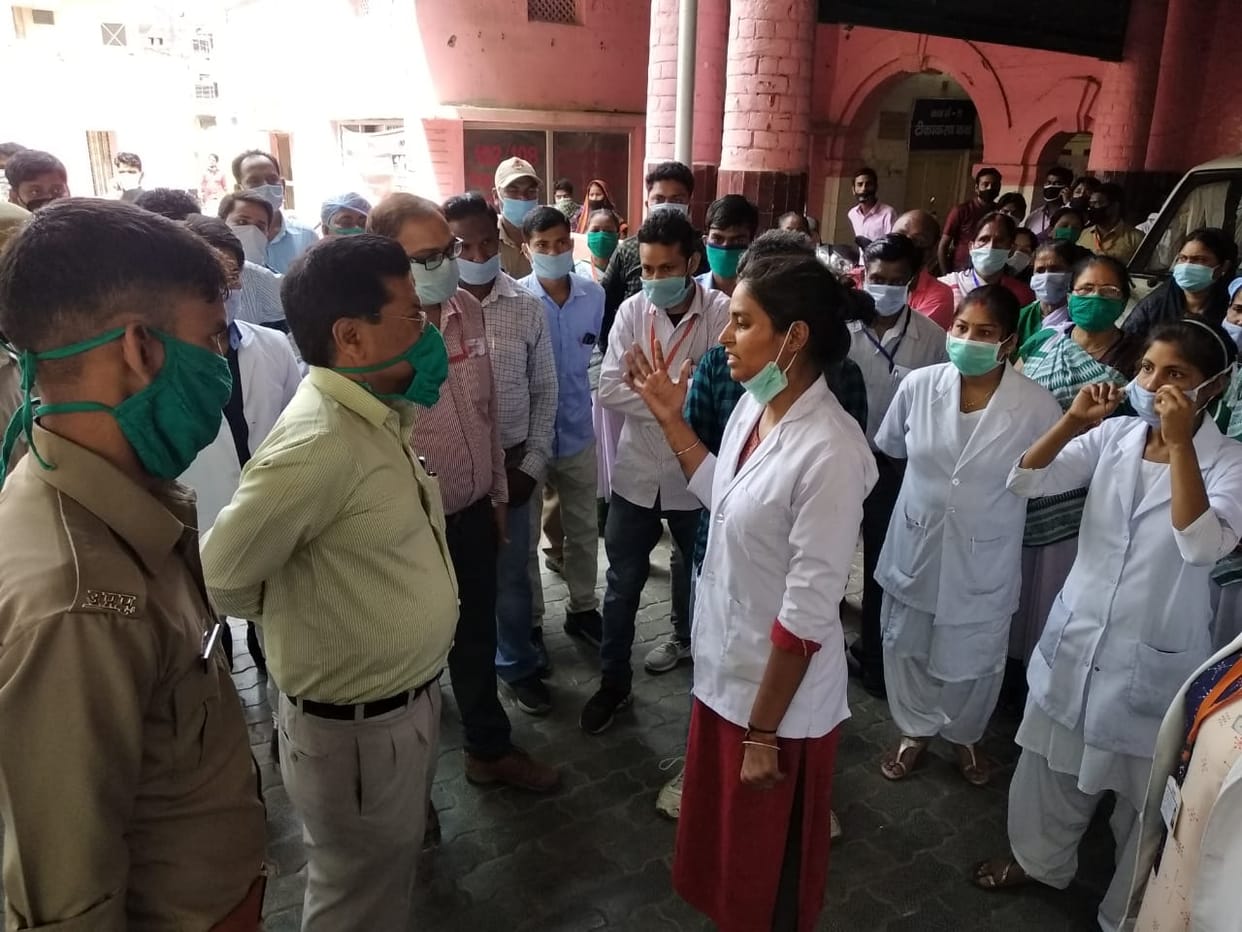 Health workers protest in district hospital due to  beating nurse by patient family in gorakhpur