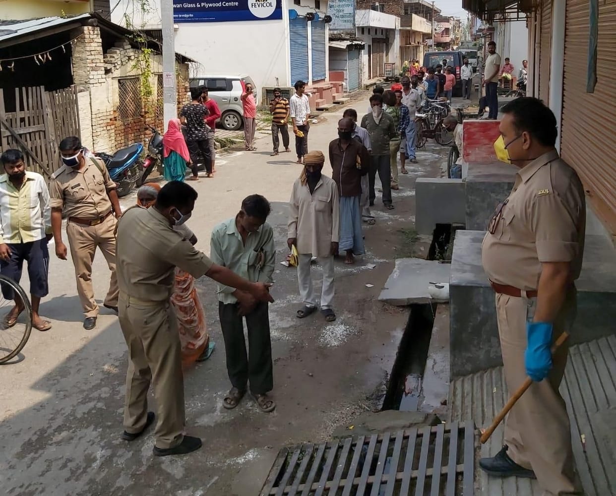 ration ke liye lagi katar