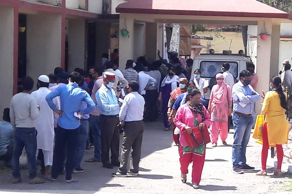 Website hang, crowd to build pass in tehsil