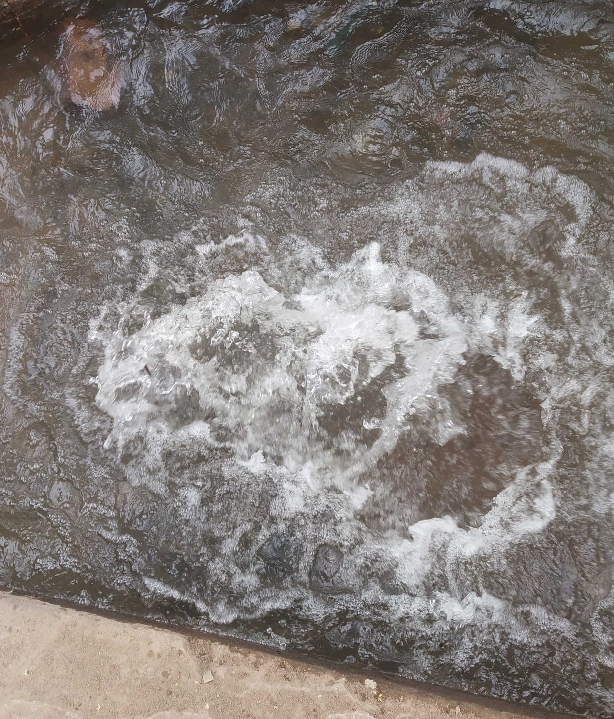 pipe line broken, hundred littre water flow