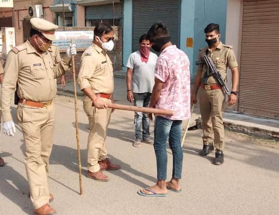 CoronaVirus: Police run from Sabzi Mandi to Chowk Clock tower, got a sit-in meeting