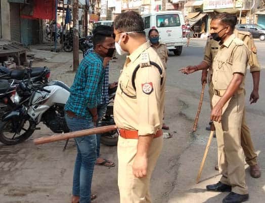 CoronaVirus: Police run from Sabzi Mandi to Chowk Clock tower, got a sit-in meeting