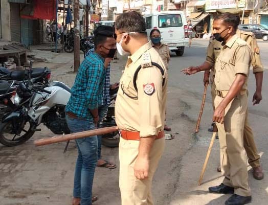 CoronaVirus: Police run from Sabzi Mandi to Chowk Clock tower, got a sit-in meeting
