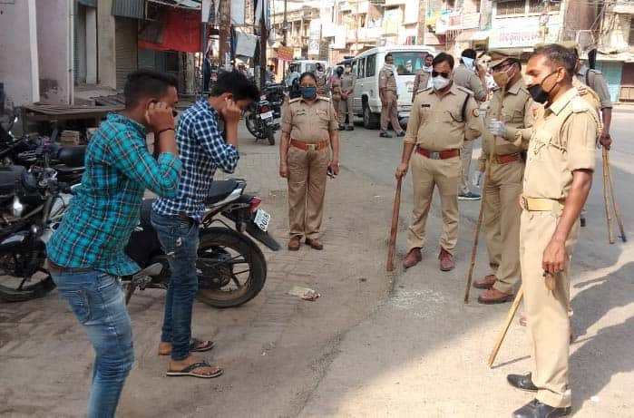 CoronaVirus: Police run from Sabzi Mandi to Chowk Clock tower, got a sit-in meeting