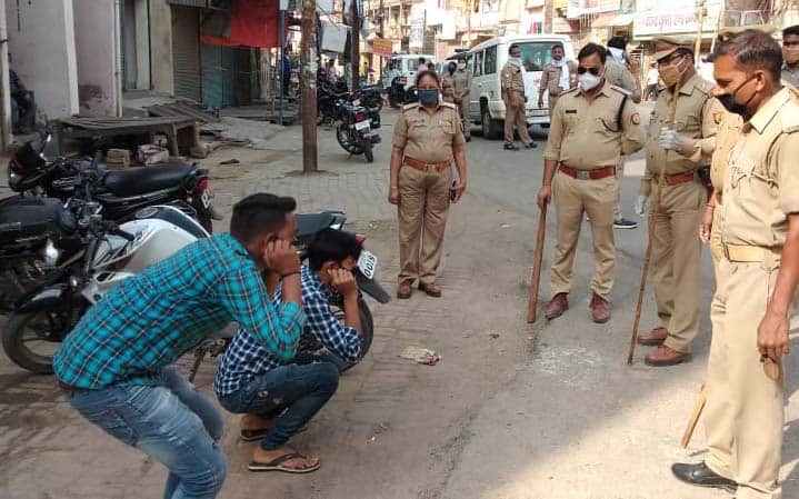 CoronaVirus: Police run from Sabzi Mandi to Chowk Clock tower, got a sit-in meeting