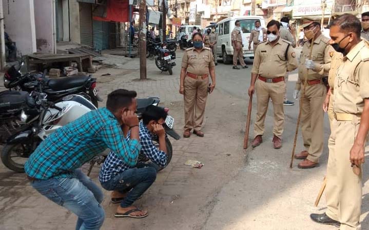 CoronaVirus: Police run from Sabzi Mandi to Chowk Clock tower, got a sit-in meeting
