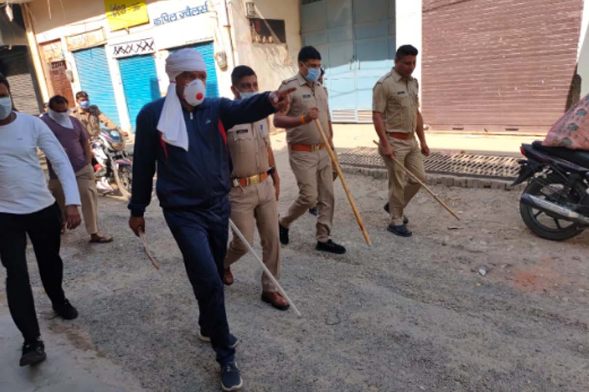 Lockdown, The youth has held the health department team hostage in lisari gate of Meerut