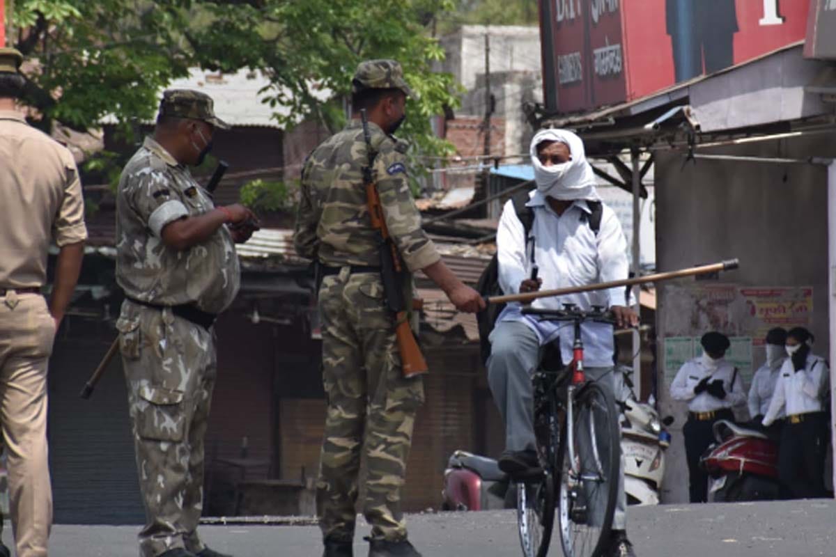 Meerut People have no fear of Corona nor fear of police, violations of lockdown