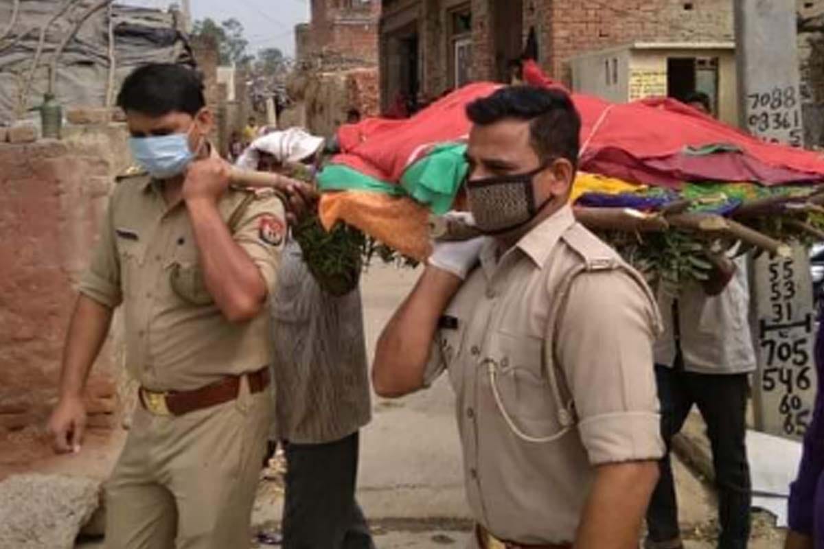 Lockdown: Policemen performed the funeral of a woman after her death in saharanpur