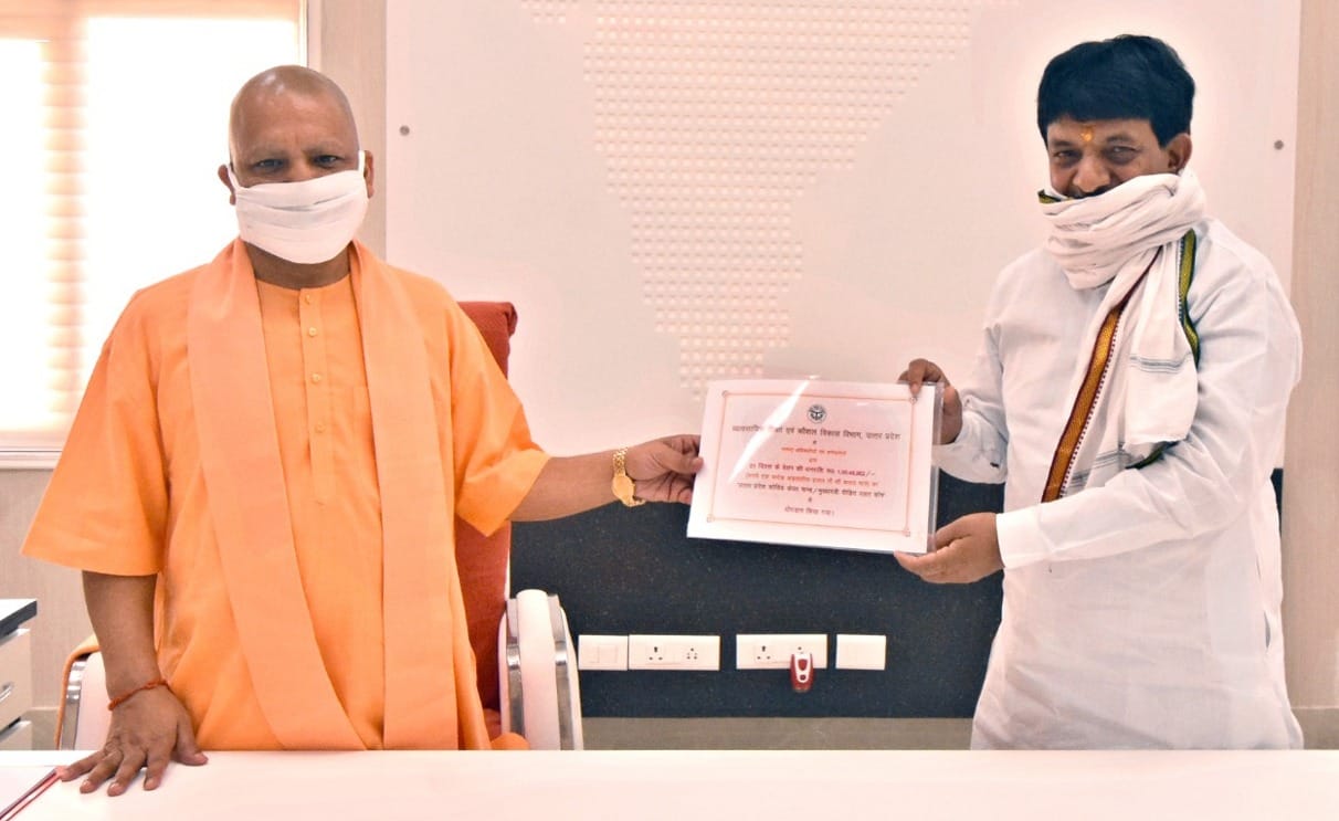 Minister Kapil Dev gave check of one crore to CM