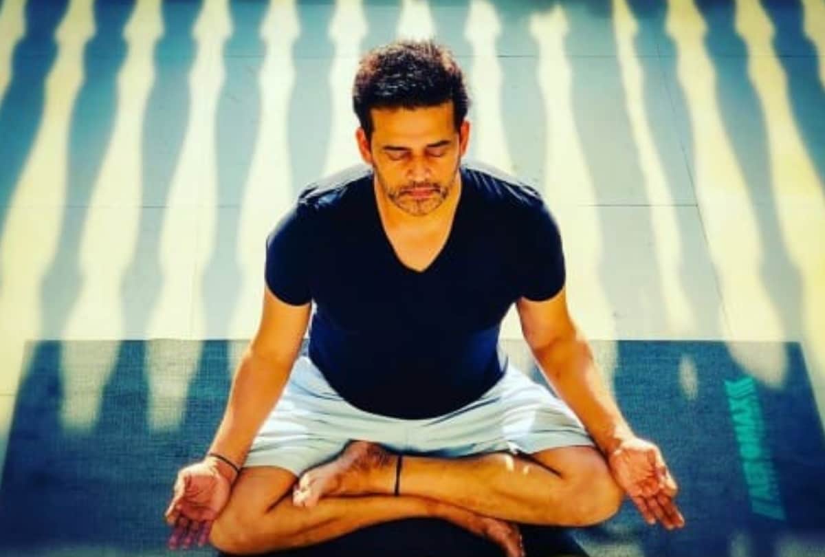 Coronavirus outbreak Ravi Kishan did havan for covid 19 pandemic   at his mumbai home