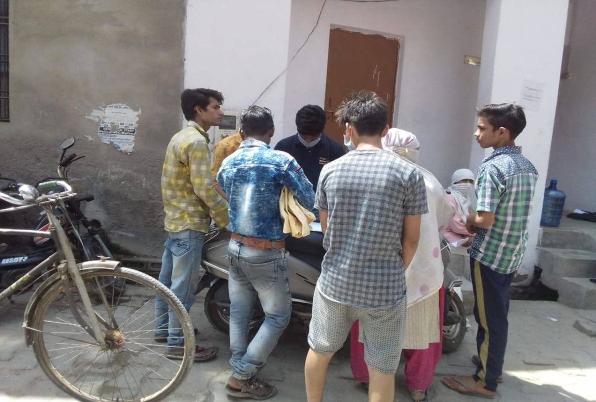 Croud Break Social Distancing At Ration Shops In Lockdown