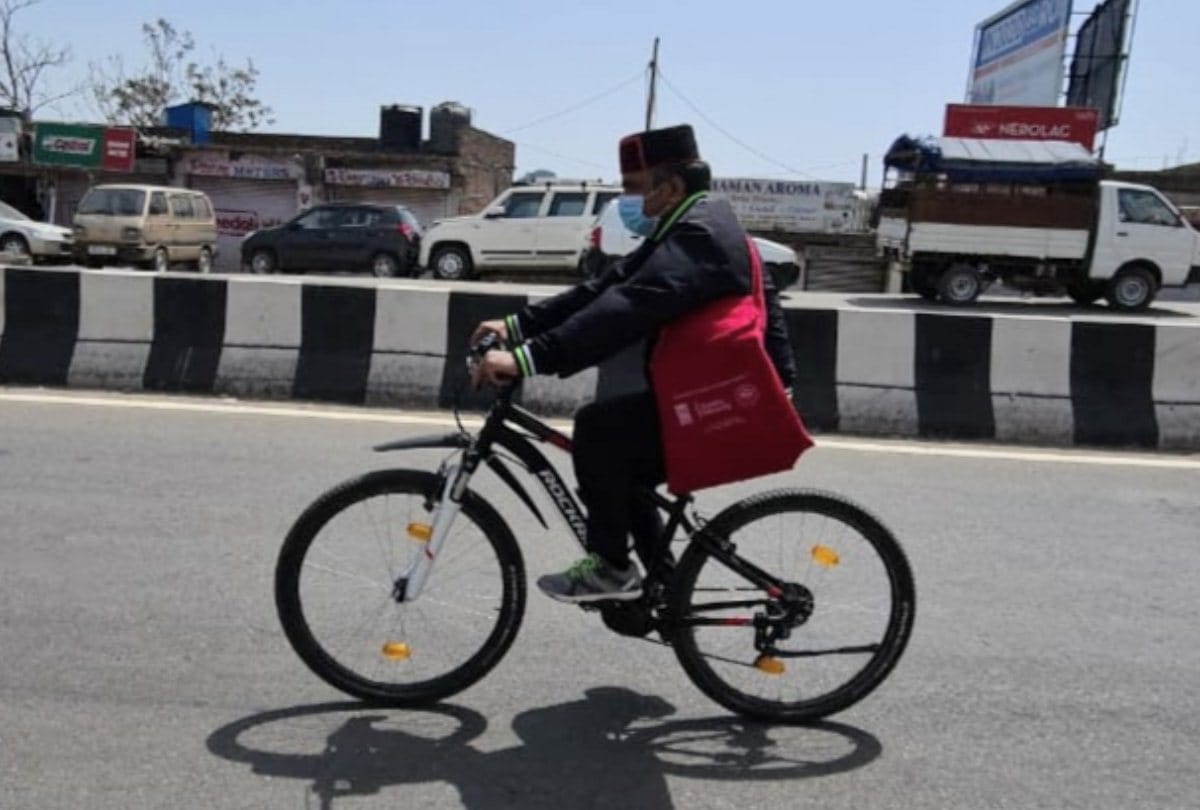 lockdown in himachal pradesh Solan social justice minister Rajiv Saijal on bicycle
