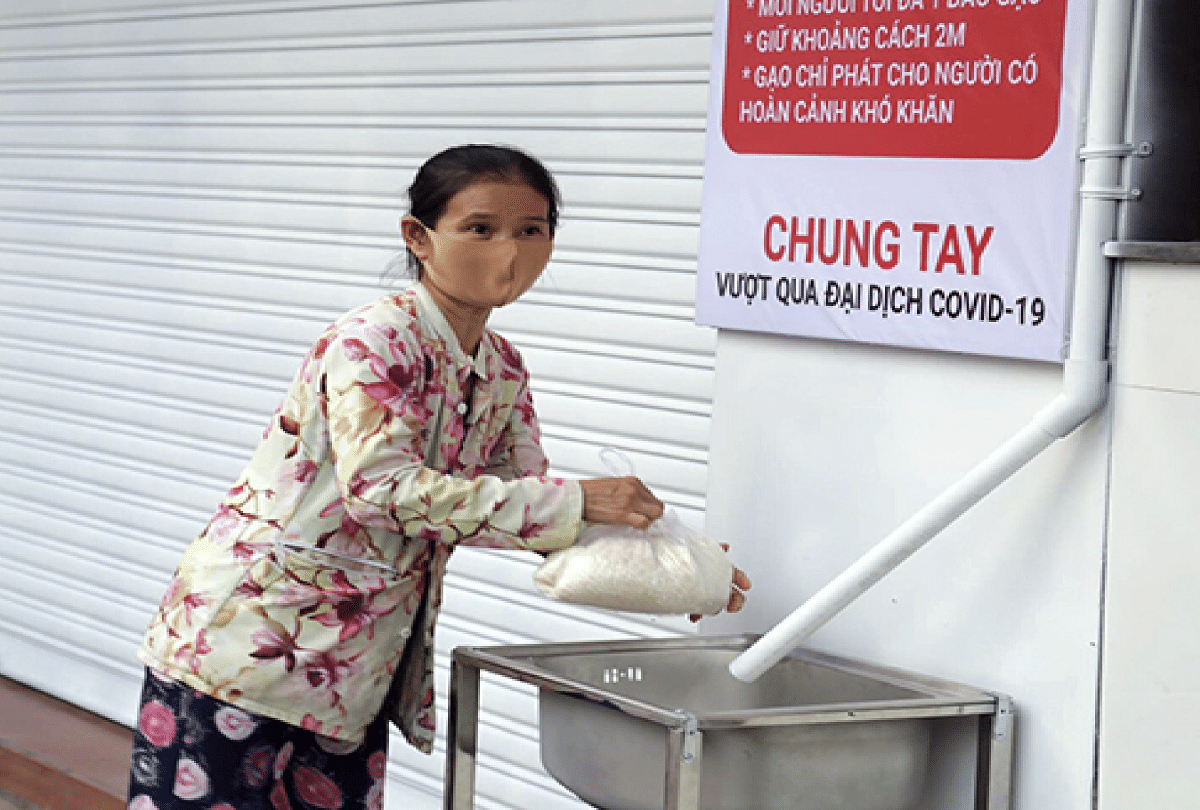 coronavirus lockdown vietnam free rice atm help poor affected by coronavirus
