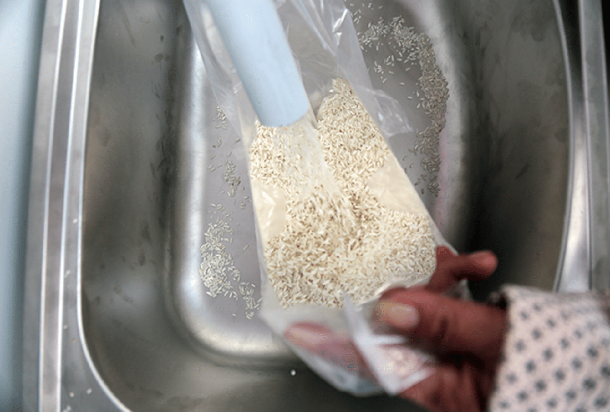 coronavirus lockdown vietnam free rice atm help poor affected by coronavirus