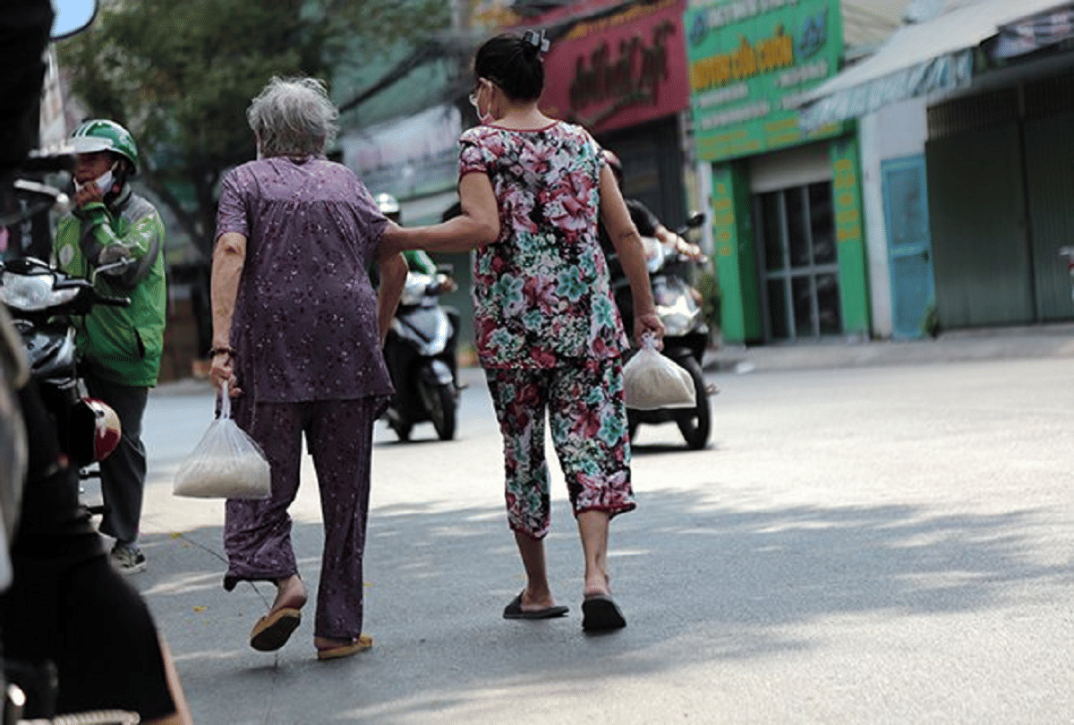 coronavirus lockdown vietnam free rice atm help poor affected by coronavirus