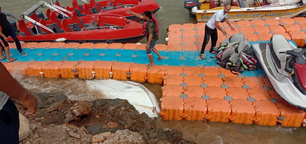 Uttarakhand latest news in hindi : tehri lake boat damage due to wind
