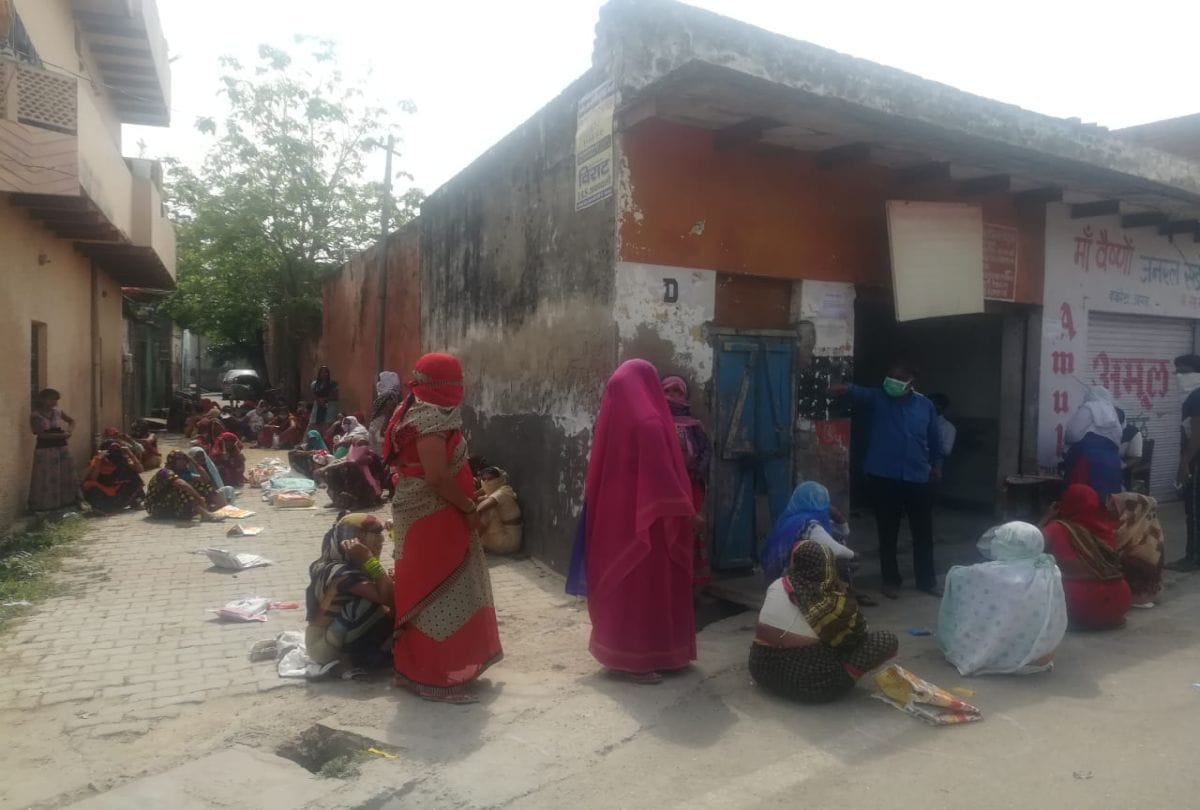 Croud Break Social Distancing At Ration Shops In Lockdown