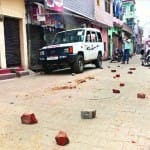 रास्ते में पड़ीं ईंट और पत्थर