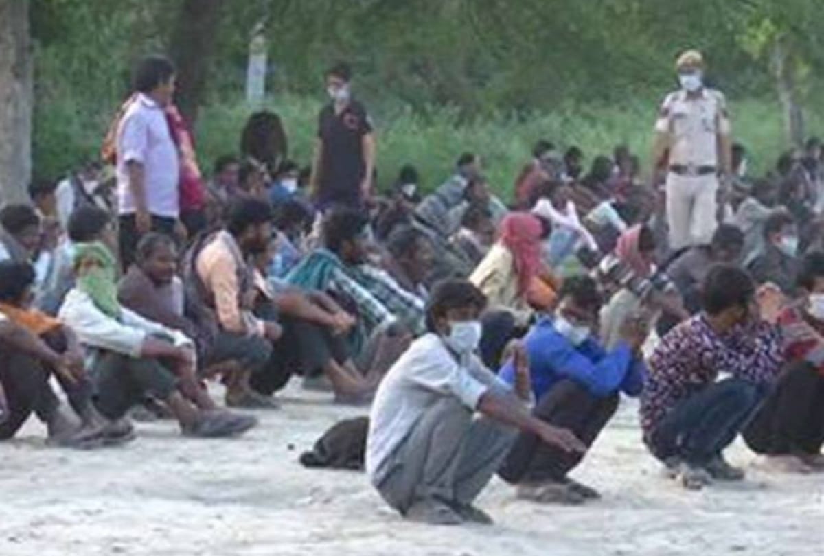 A large number of people gathered along the banks of Yamuna during lockdown