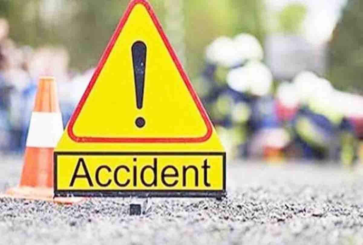 road accident in banda, 14  workers injured