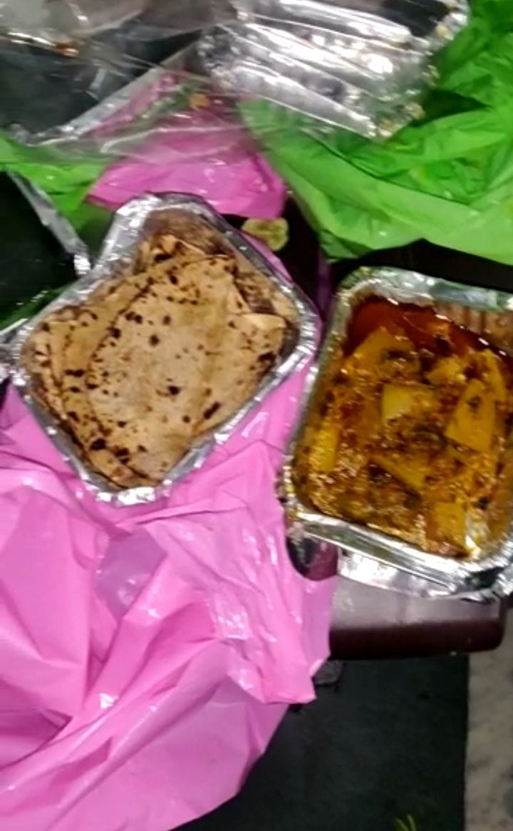 Quarantine medical staff  complained of receiving unhealthy food.