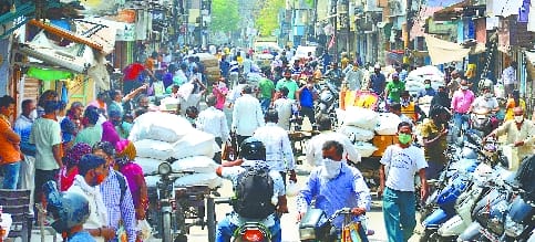 'Lockdown' fails in the streets as the grocery market opens throughout the day