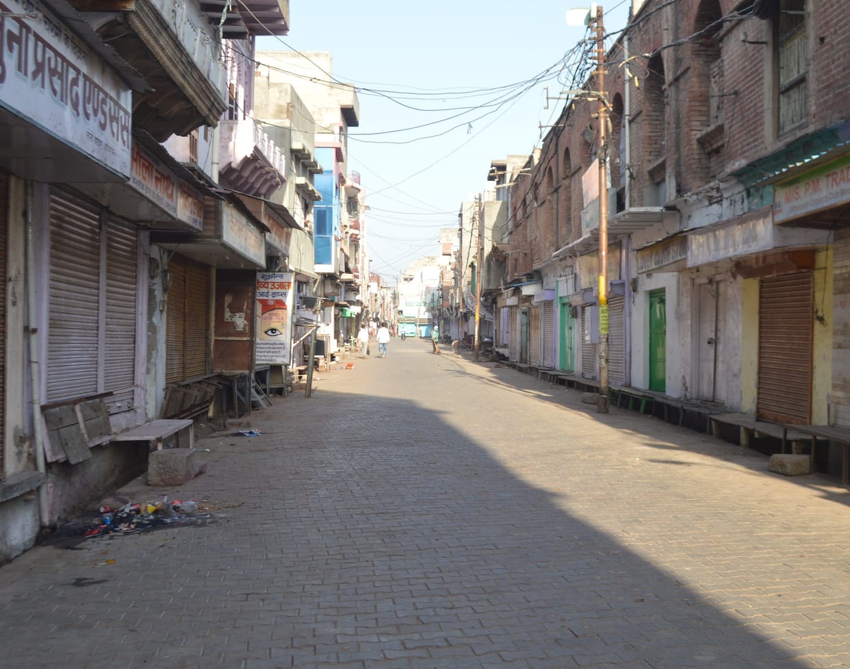 Hathras: Crowd seen in lockdown till noon, after that the roads were deserted