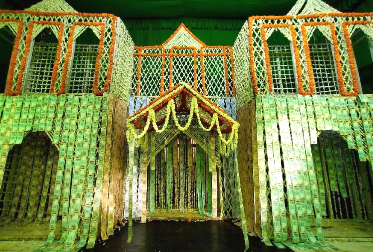 bangla decorated by currency notes in the Thakur Bankebihari temple vrindavan