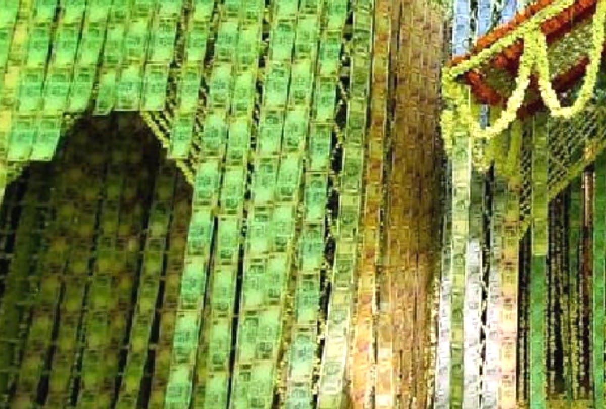 bangla decorated by currency notes in the Thakur Bankebihari temple vrindavan