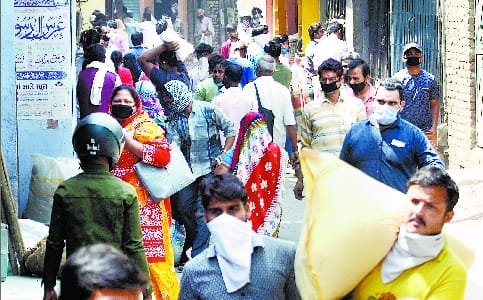 Lockdown followed only on the main road of Shyamganj Mandi, again in the streets