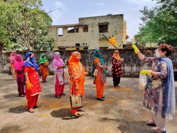 Mayor showers flowers, garlands worn on cleaning staff