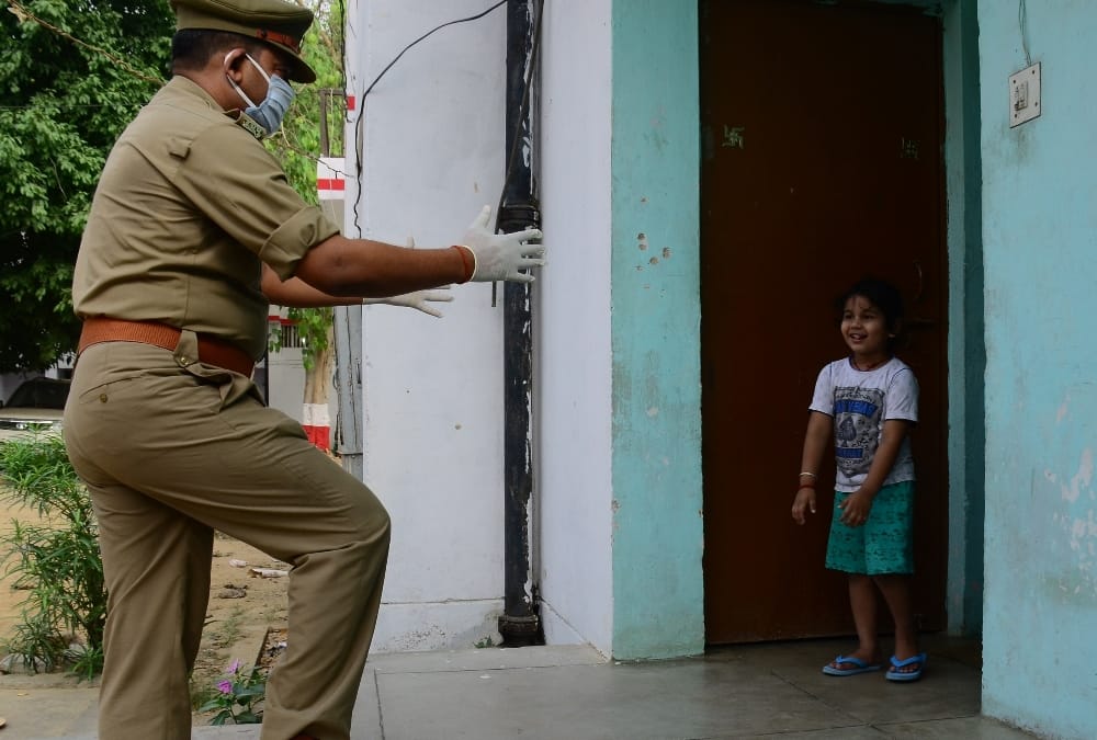 Police man could not meet to her daughter because of corona infection.