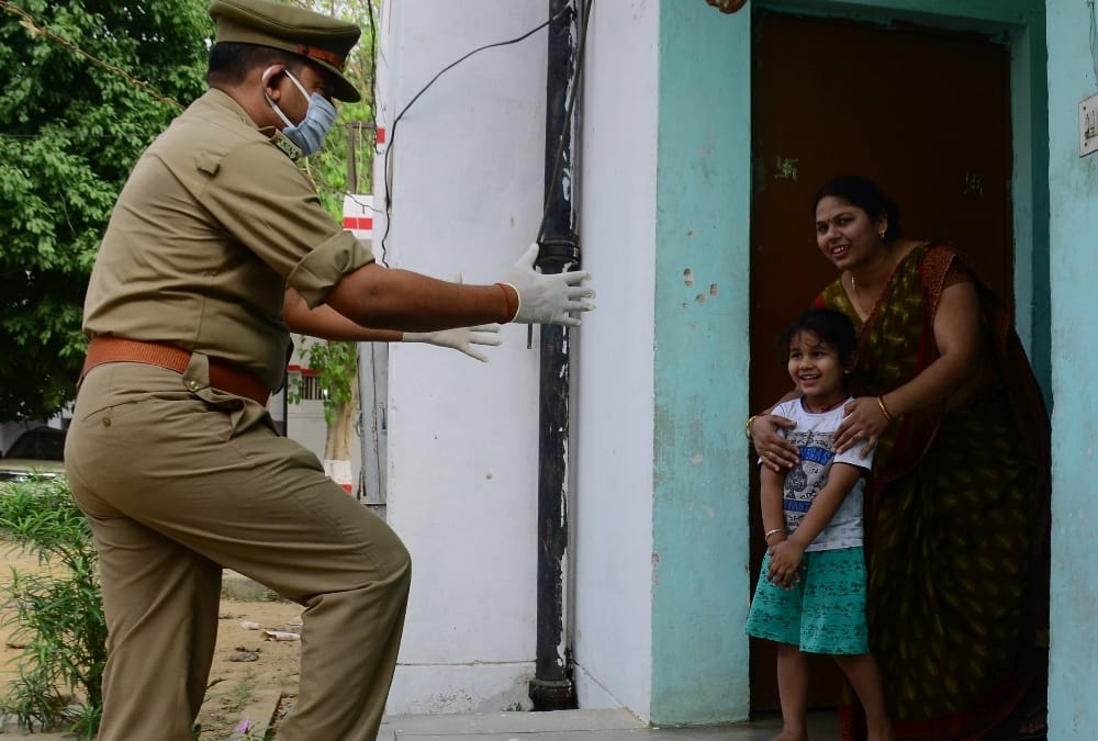 Police man could not meet to her daughter because of corona infection.