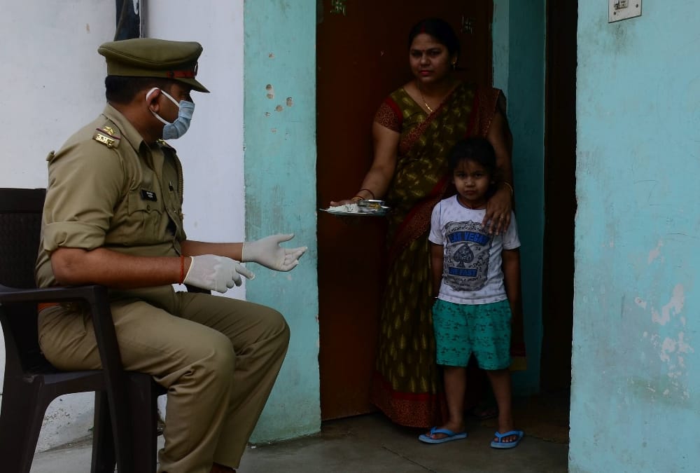 Police man could not meet to her daughter because of corona infection.