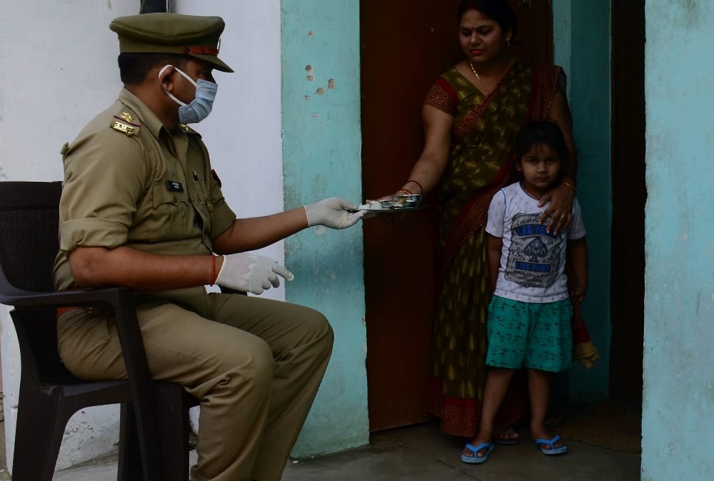 Police man could not meet to her daughter because of corona infection.