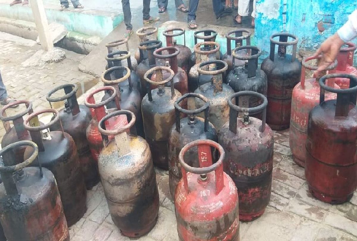 Fire In Illegal Gas Godown During Refilling Cylinder Two Injured Barhan