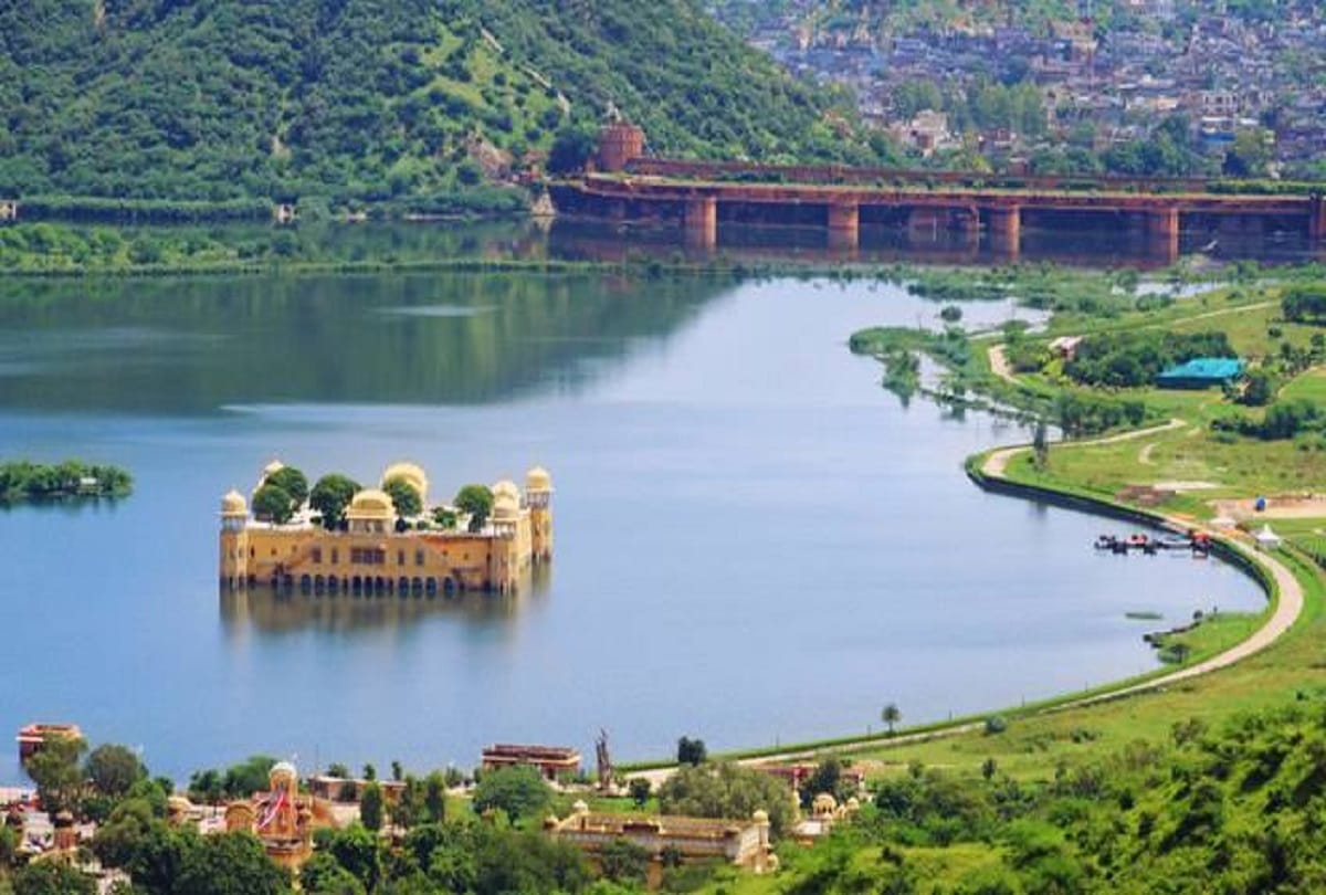 Jal Mahal palace in Jaipur surrounded by water