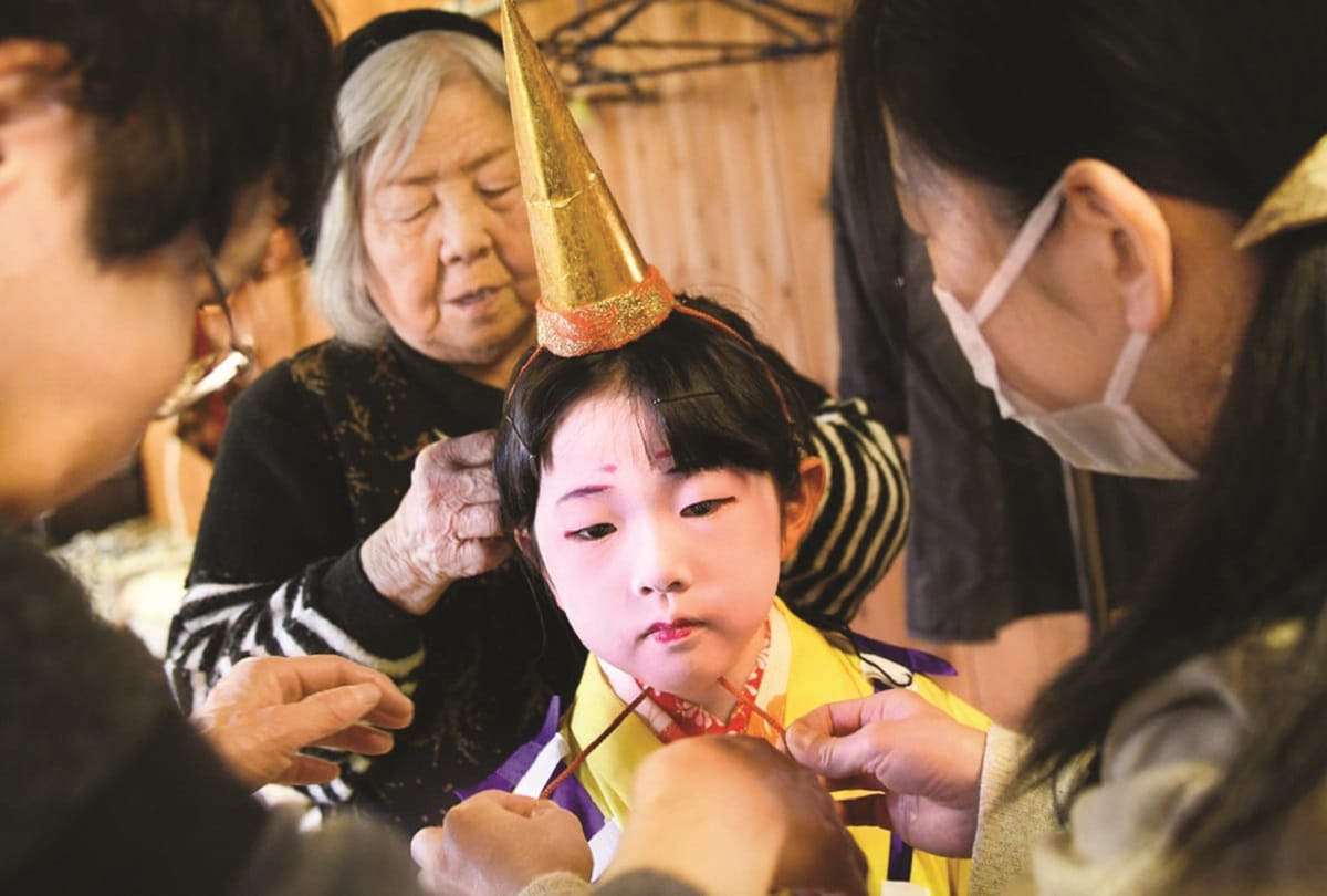 Japan:  a six year old girl Mao Takeshita Taking responsibility to carry on 370 year old tradition of Kubuki theatrical Art