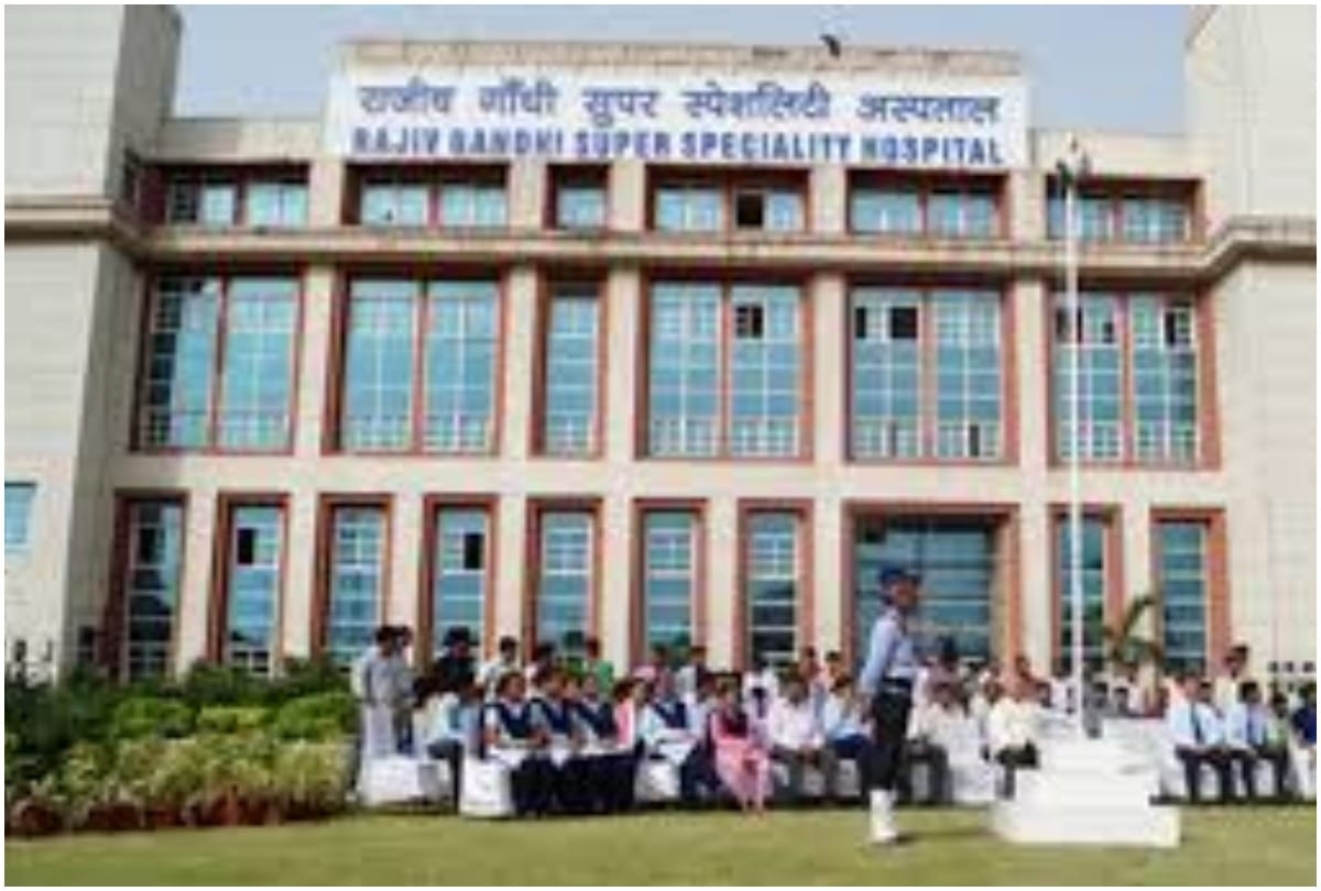 delhi rajiv gandhi hospital lab technician complaints to cm of sending him to home quarantine after 14 days duty