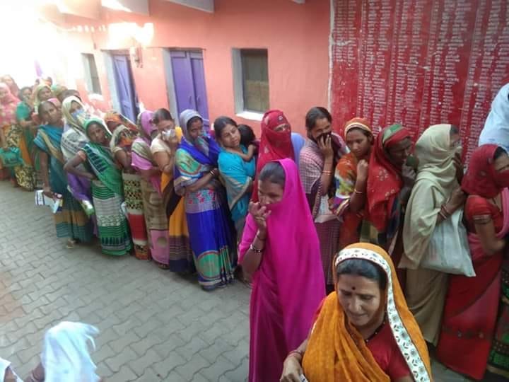 social distance violation on ration shop